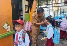 MPLS SDN 005 Nunukan, Orang Tua Antusias Dampingi Siswa hingga Pulang Sekolah