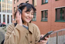 Mendengarkan Musik Bantu Jaga Kesehatan Mental dan Emosi Positif