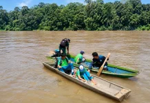 Pelajar di Perbatasan RI-Malaysia Nekat Arungi Sungai Demi Sekolah