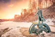 Monumen Nikola Tesla yang Sangat Fenomenal