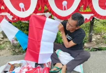 Pedagang Bendera di Jalan TVRI, Nunukan Merasakan Sepinya Pembeli