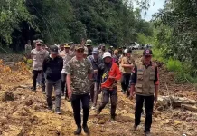 Bupati Irwan, Tinjau Jalan Rusak dan Gereja Terdampak Angin Kencang di Krayan