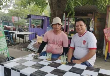 Maradona Nikmati Es Kelapa Muda Sore Hari