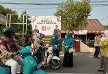 PKK Kecamatan Nunukan Bersama Ibu Bhayangkari Laksanakan Pembagian Masker