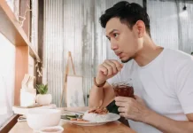 Apakah Boleh Minum Teh Sambil Makan