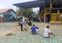 Warga Bersihkan Kampung Sambut Iraw Tidung Borneo Bersatu IV