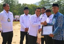 Bupati Irwan Serahkan Penghargaan kepada Pendonor Darah Terbanyak