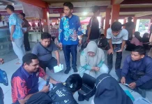 Ratusan Peserta Lintas Kalangan Ramaikan Lomba Bakiak dan Asinan