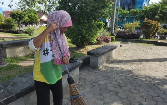 Peluh dan Harapan di Balik Sapu Lidi Susana