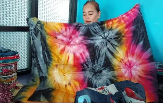 Dibanderol 50 Ribu, Sarung Bali Laris Diburu Wisatawan Malaysia di  Nunukan