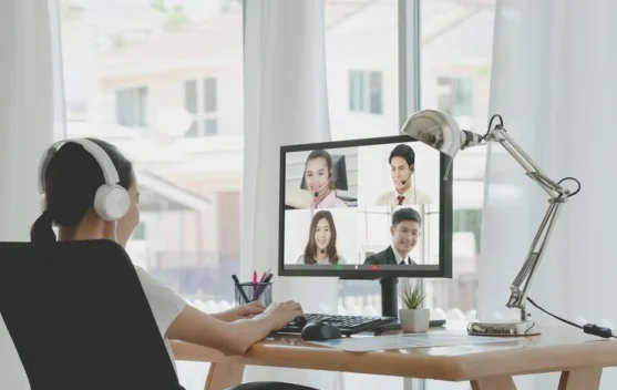 Waspada Penggunaan Headset Berlebihan saat Virtual Meeting