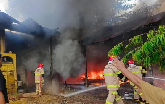 Diduga akibat Puntung Rokok Remaja, Gudang Plastik Terbakar