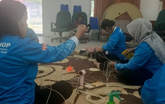 Peserta Krayan Timur Kantongi Ilmu Baru Anyaman Kombinasi Kulit