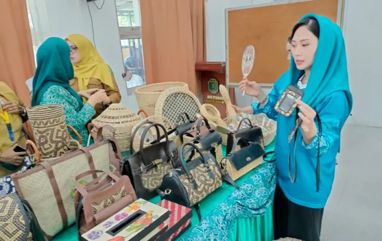 Optimalisasi Bahan Baku dan Tingkatkan Alat Produksi Pengrajin Lokal