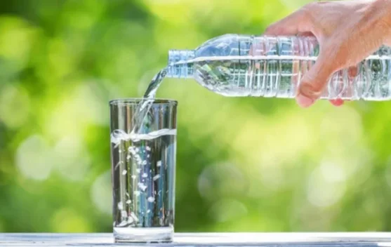 Minum Air Putih Rutin Jaga Kesehatan Tubuh