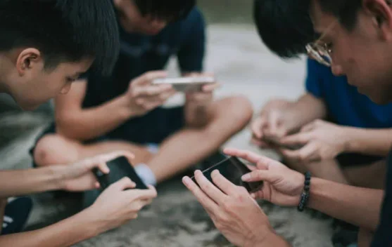 Dampak dari Hilangnya Kebiasaan Mengobrol bagi Kesehatan dan Kebahagiaan