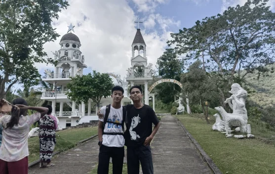 Haikal dan Brayen Kagum Miniatur Betlehem Desa Nele