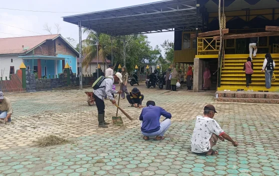Warga Bersihkan Kampung Sambut Iraw Tidung Borneo Bersatu IV