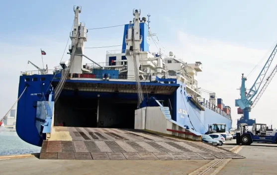 Kapal Ro-Ro: Kemudahan Logistik Kendaraan dan Muatan Beroda
