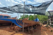 Harga Rumput Laut Naik, Pengrajin Perahu Kebanjiran Pesanan