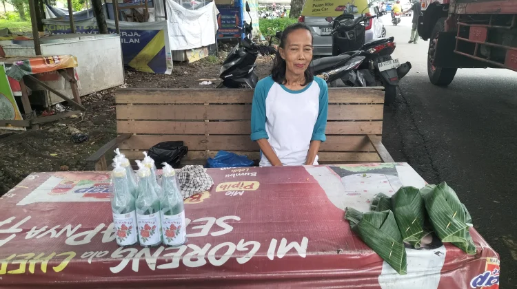 Cuan Penjualan Bunga dan Air Mawar jelang Ramadan di Padang
