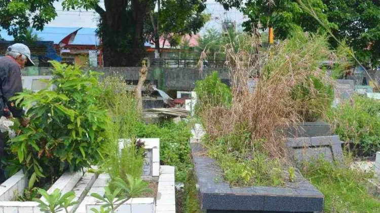 Ahli Waris Bayar Tunggakan Makam Sembari Ziarah di Padang