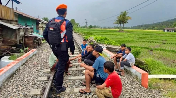 KAI Sumbar Larang Ngabuburit di Rel Kereta Api