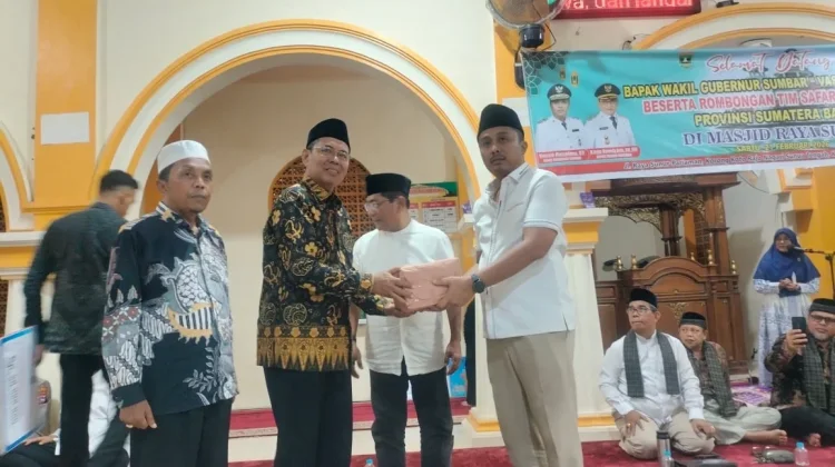 Wagub Sumbar Salurkan Bantuan untuk Dua Masjid di Padang Pariaman