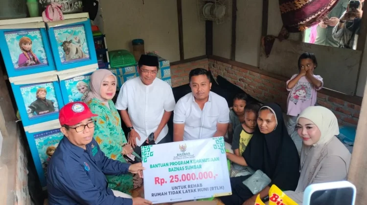 Wagub Sumbar Serahkan Bantuan Bedah Rumah untuk Warga Manggopoh Ujung Timur