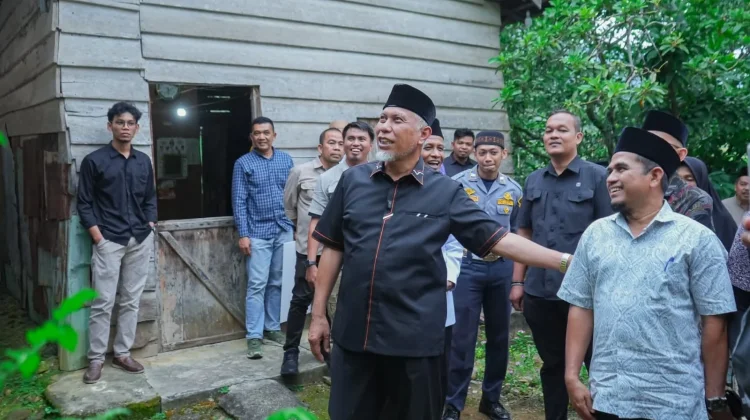 Mahyeldi Serahkan Bantuan Bedah Rumah Warga Paninggahan Solok