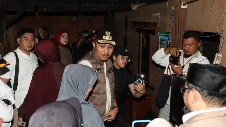 Wagub Sumbar Serahkan Bantuan Bedah Rumah di Pasaman