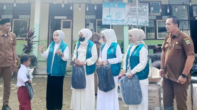 Ketua TP PKK Padang Pariaman Berbagi untuk Siswa