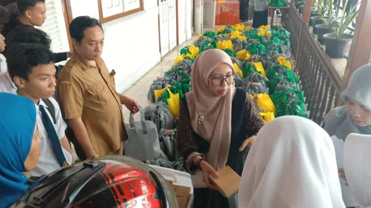Distribusi MBG di SMPN 1 Padang pada Kegiatan Pesantren Ramadan