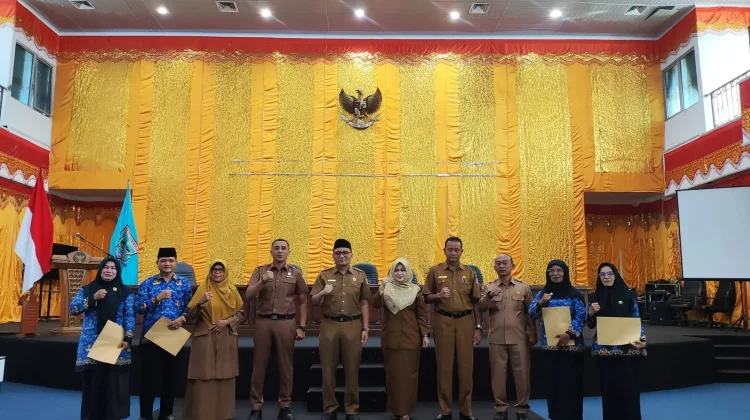 Pemkab Pasbar Serahkan SK Penempatan pada 79 Kepala Sekolah