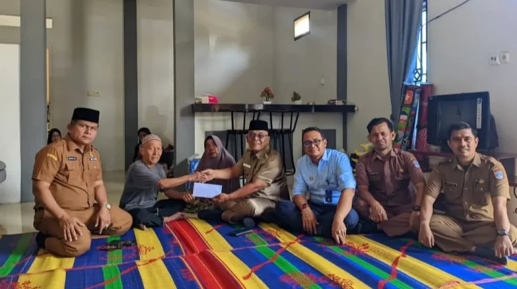 Pemkab Pasbar Salurkan Bantuan Korban Kebakaran di Lingkuang Aur