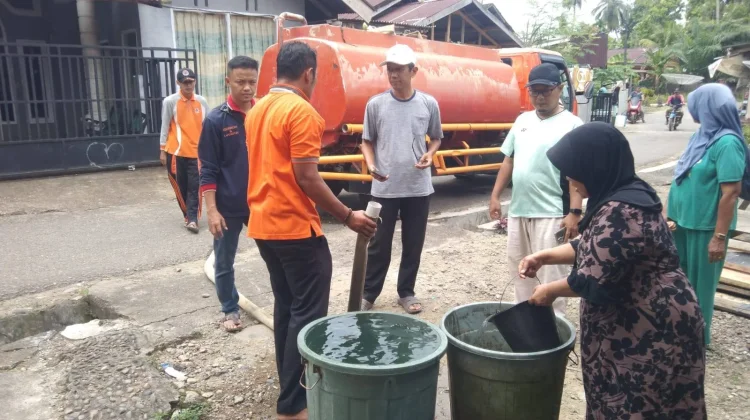 Pemkab Dharmasraya Salurkan Air Bersih Antisipasi Kemarau