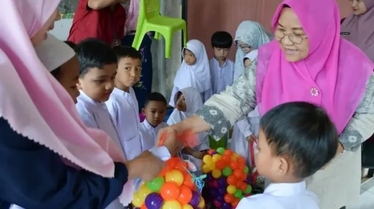 TP PKK Agam Salurkan APE dan Bantuan Sosial