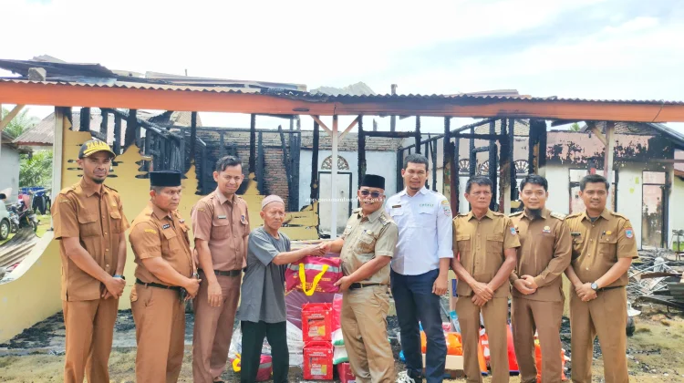 Bupati Pasaman Barat Bantu Korban Kebakaran Batang Toman