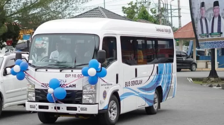 Pemko Solok Terima Bantuan Satu Unit Bus Sekolah