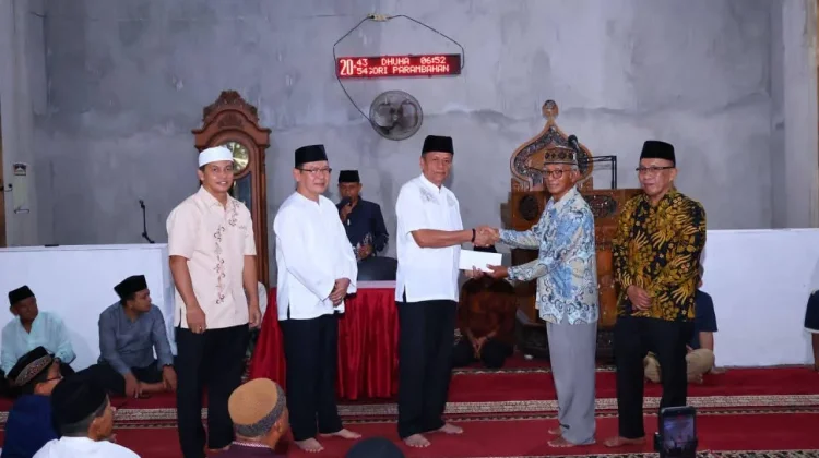 Serahkan Bantuan, Wako Payakumbuh  Pastikan Dukungan  untuk Masjid Muttahidin