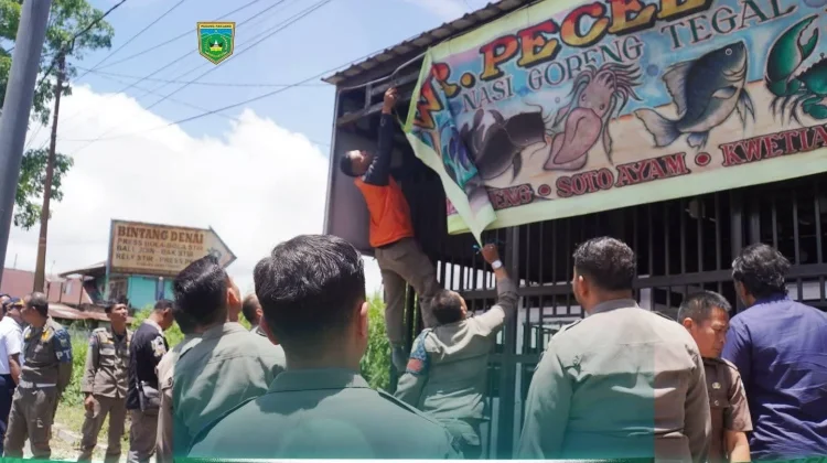 Pemko Padang Panjang Tertibkan Spanduk dan Booth Pedagang