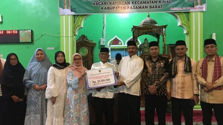 Safari Ramadan Sumbar Serahkan Bantuan Masjid Katiagan Pasbar