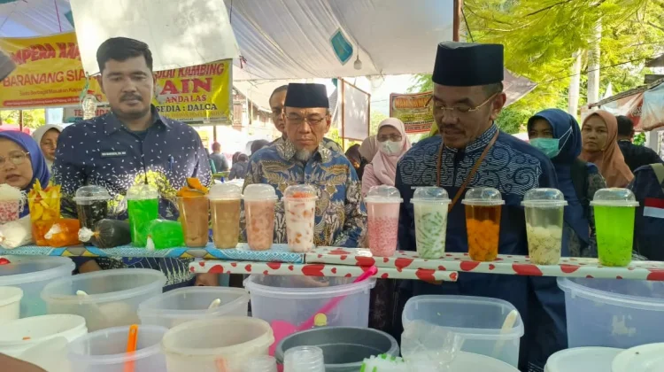 Puluhan Sampel Takjil di Pasar Pabukoan Diuji saat Sidak Pangan