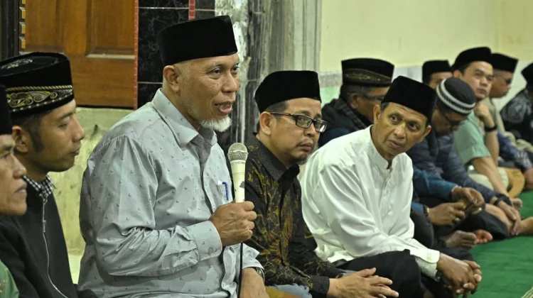 Gubernur Mahyeldi Iktikaf di Masjid Baiturrahim Payakumbuh