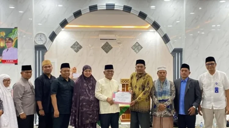 Safari Ramadan, Bupati Yulianto Serahkan Hibah untuk Masjid di Gunung Tuleh