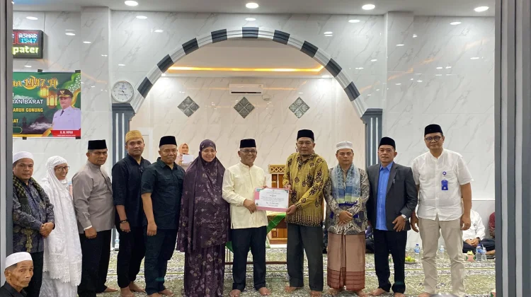 Tim Safari Ramadan Pasbar Serahkan Bantuan Masjid Baruh Gunung