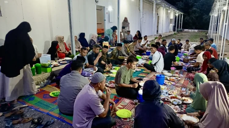Hangatnya Kebersamaan di Huntara Sumpur, Warga dan Pemerintah Berbuka Bersama