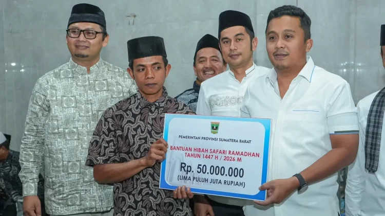 Wagub Vasko Salurkan Bantuan untuk Dua Masjid di Solok Selatan