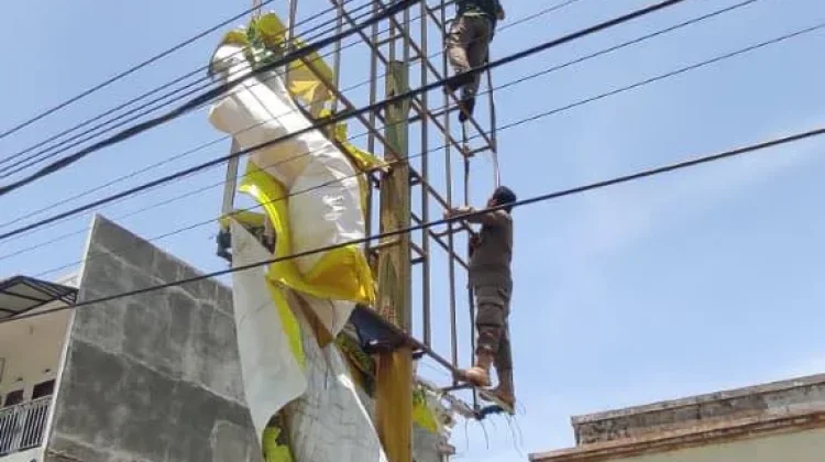 Baliho Rusak dan Tidak Berizin Ditertibkan di Padang Panjang