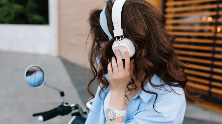 Waspada Bahaya Bakteri Telinga akibat Penggunaan Headphone Terlalu Lama